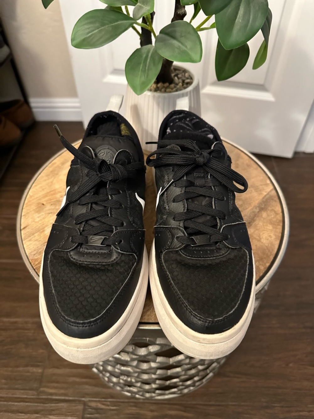 Womens Black Low-Top Casual Sneakers